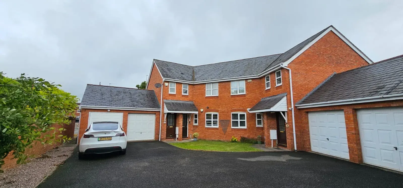 Quality slate and tile roof installation with white UPVC fascias and soffits on a modern Leicestershire home by 5 Star Roofing Leicester.