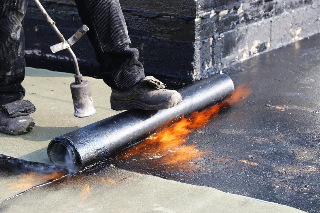 Waterproofing flat roof with bitumen sealing membranes